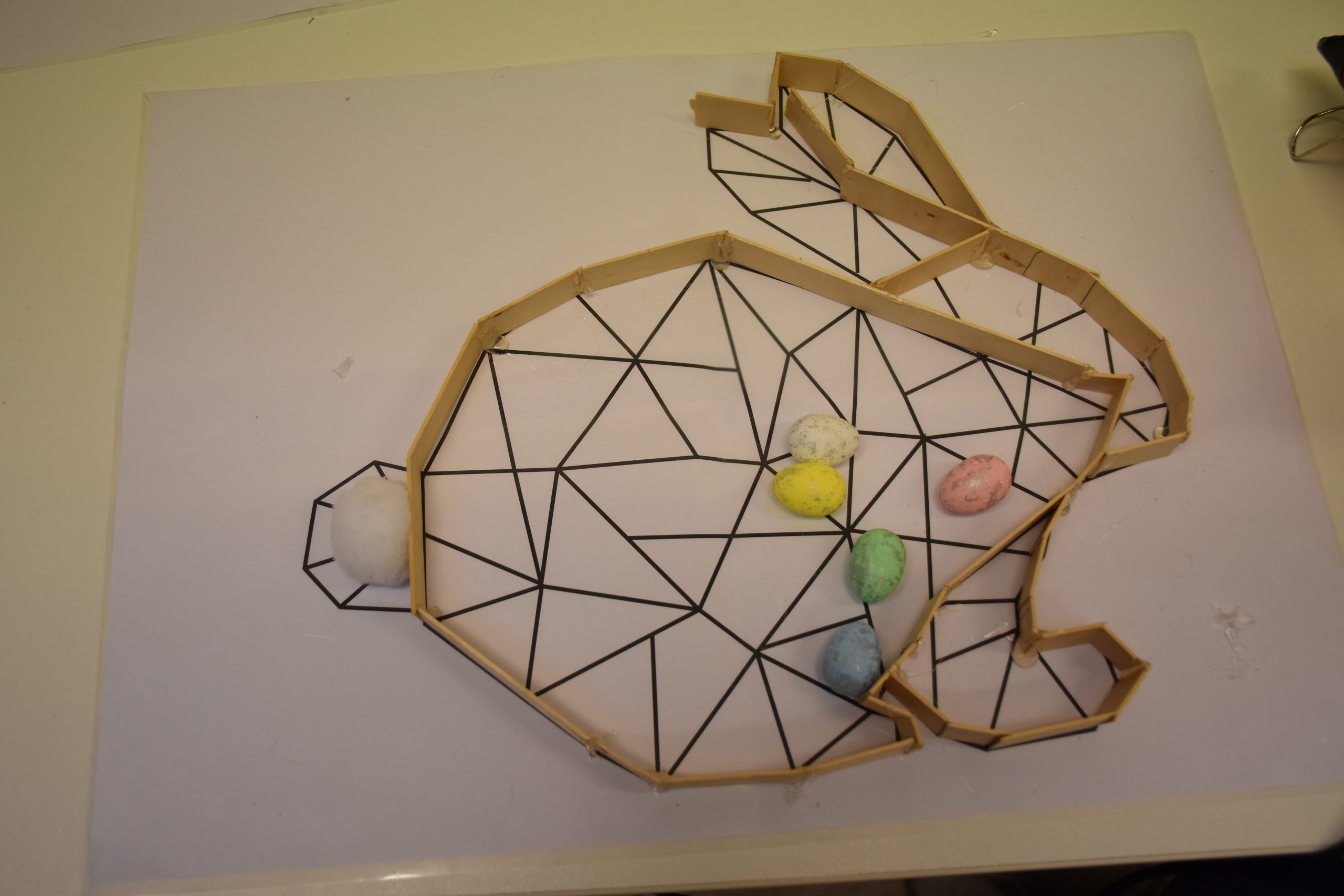 kontur zająca z patyczków