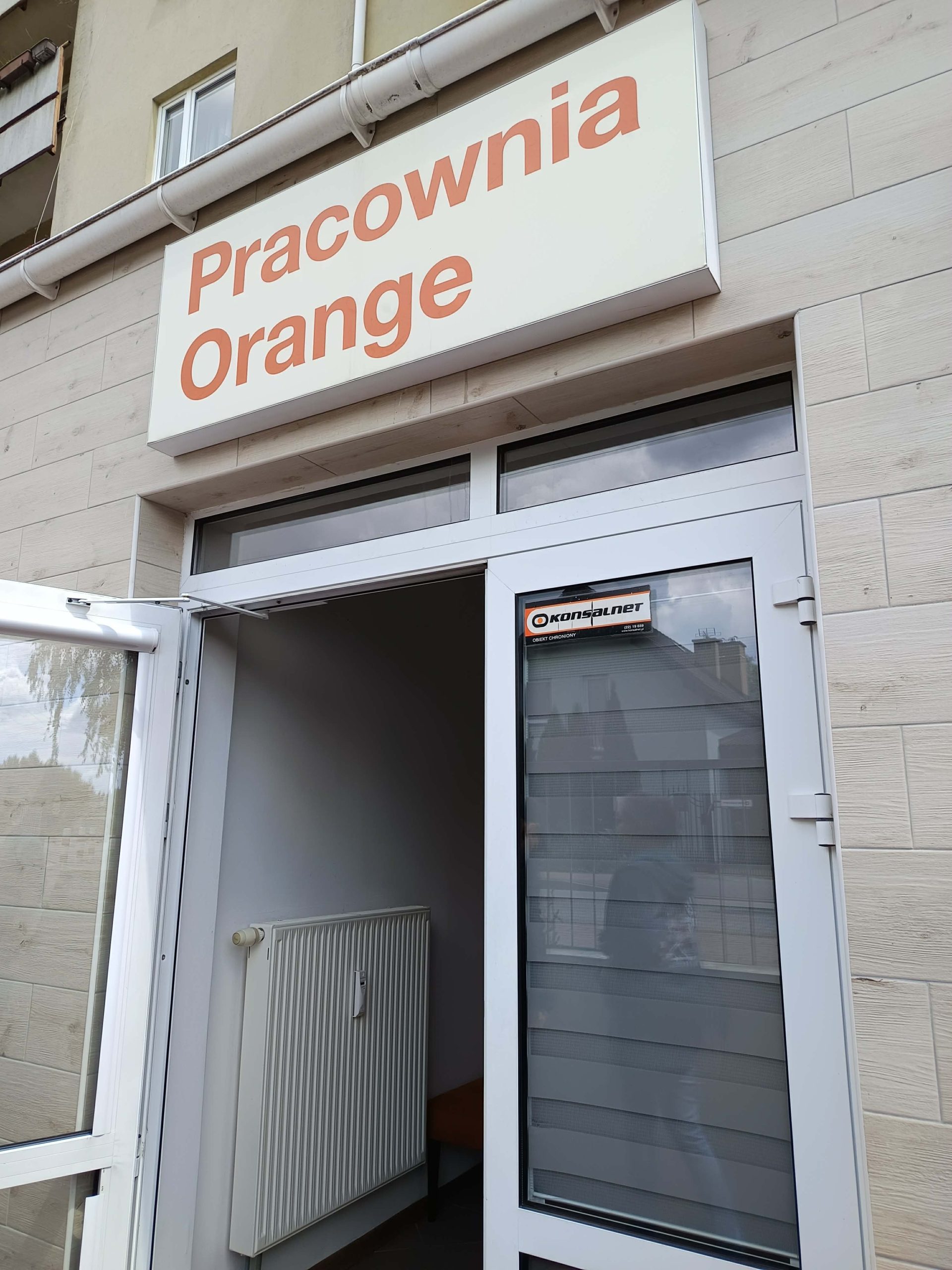 Wejście do Pracowni Orange w Lesznie