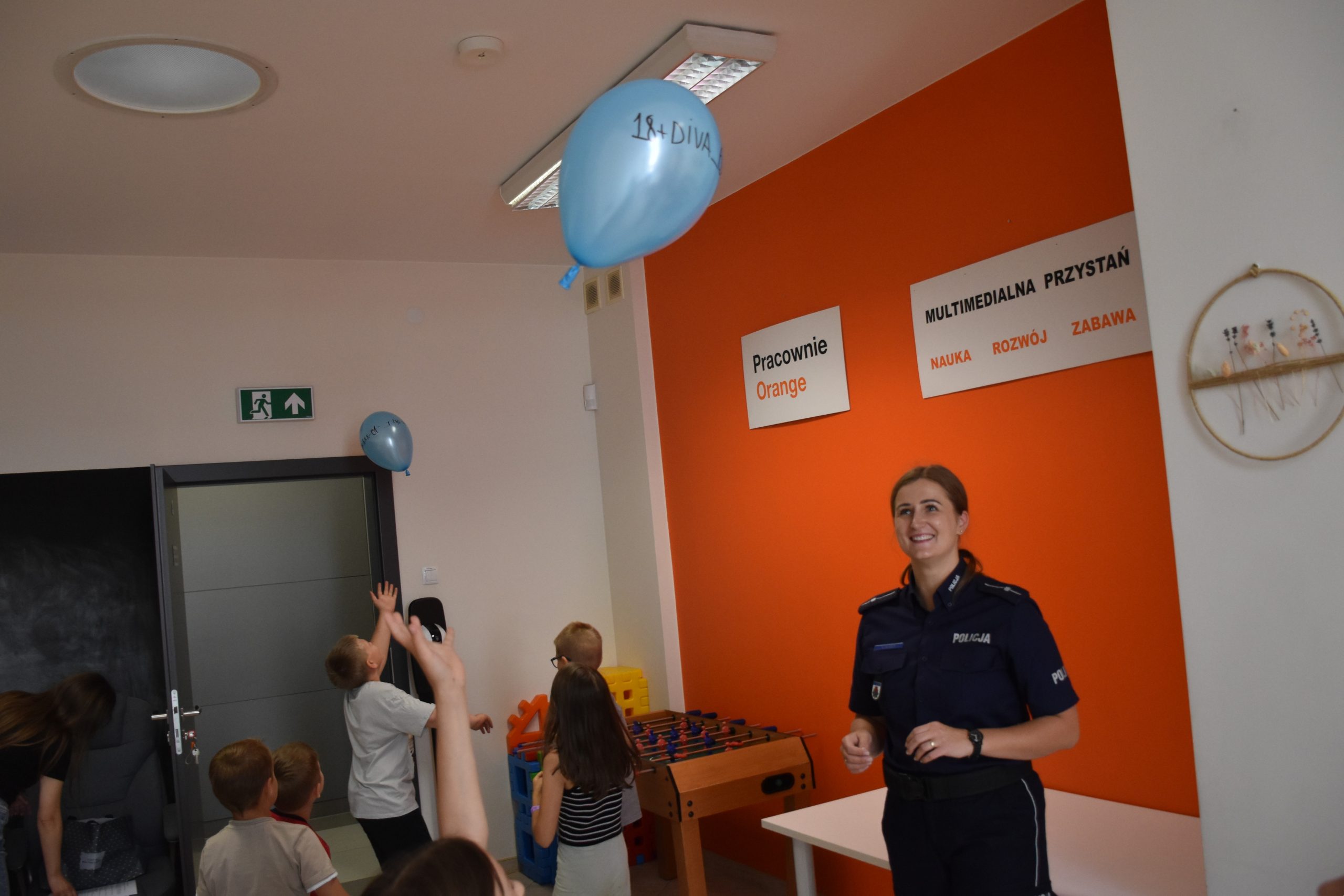 policjantka i dzieci odbijają balony