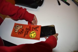 telefon w pomarańczowym śpiworku