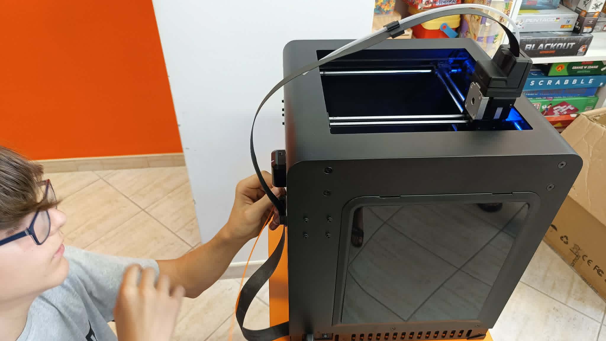 uczestnik sprawdza drukarkę 3D