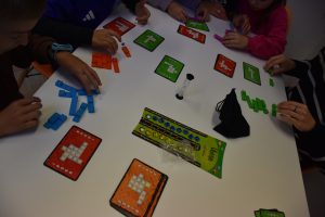Na stole rozłożona gra "Ubongo"