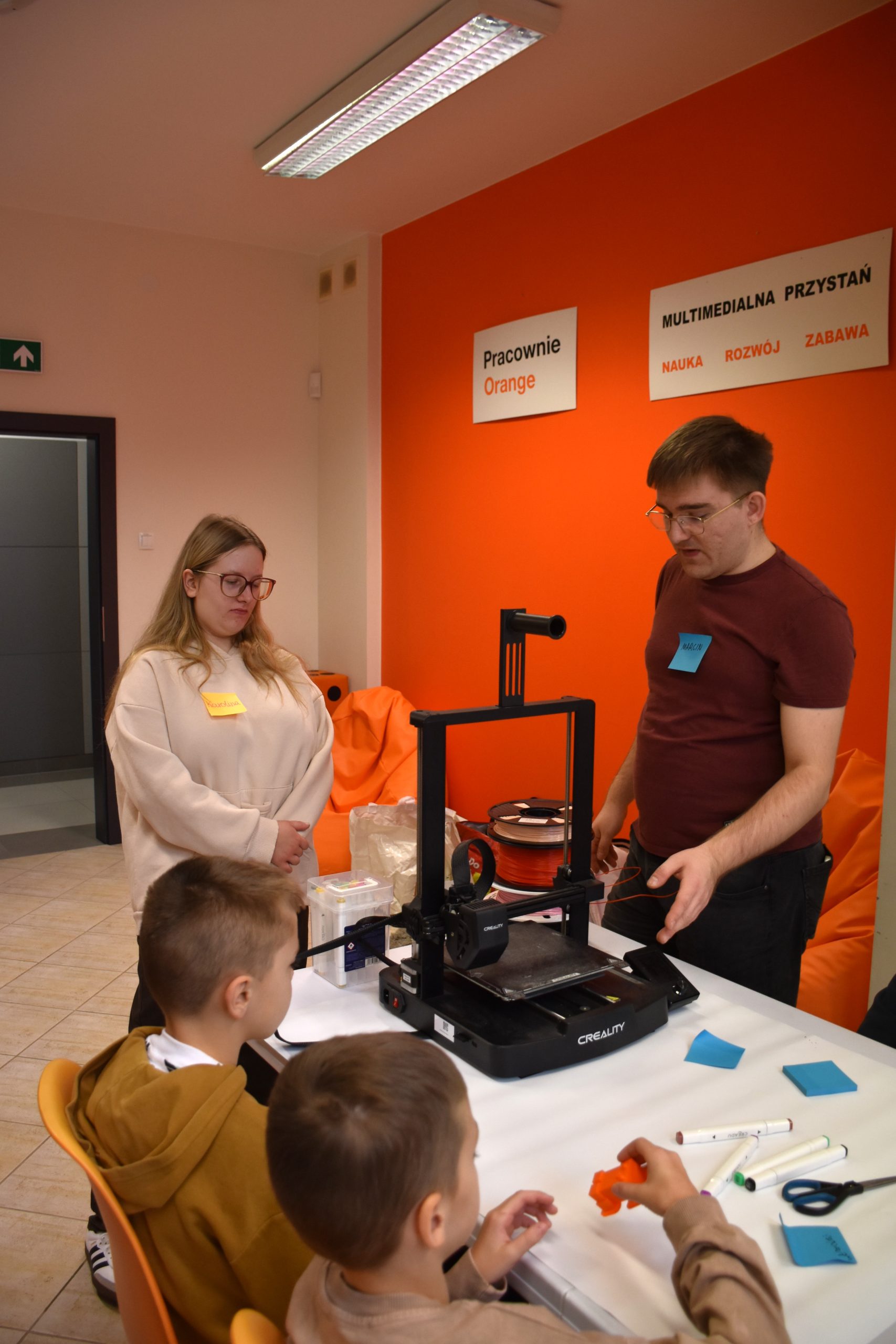Prowadzący warsztaty prezentują drukarkę 3D