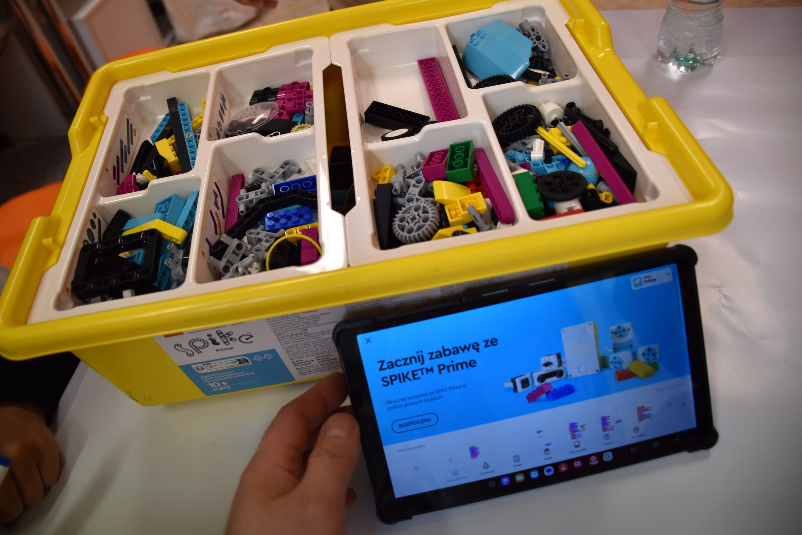 Pudełko z klockami i tablet