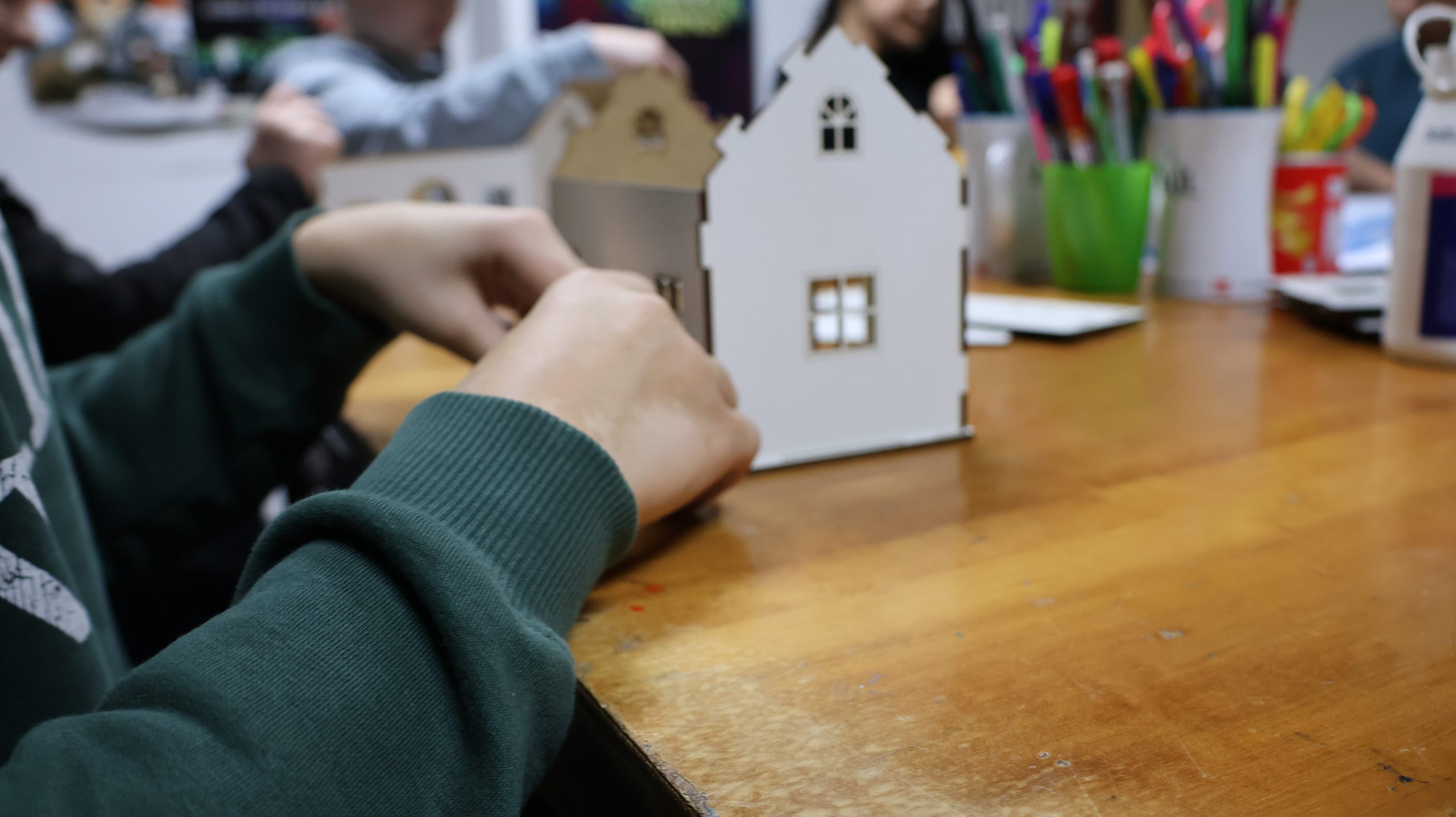 ręka budująca domek