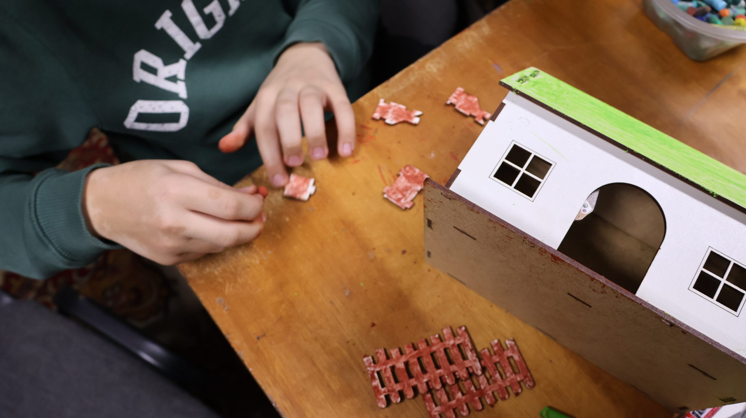 komin domku malowany na brązowo