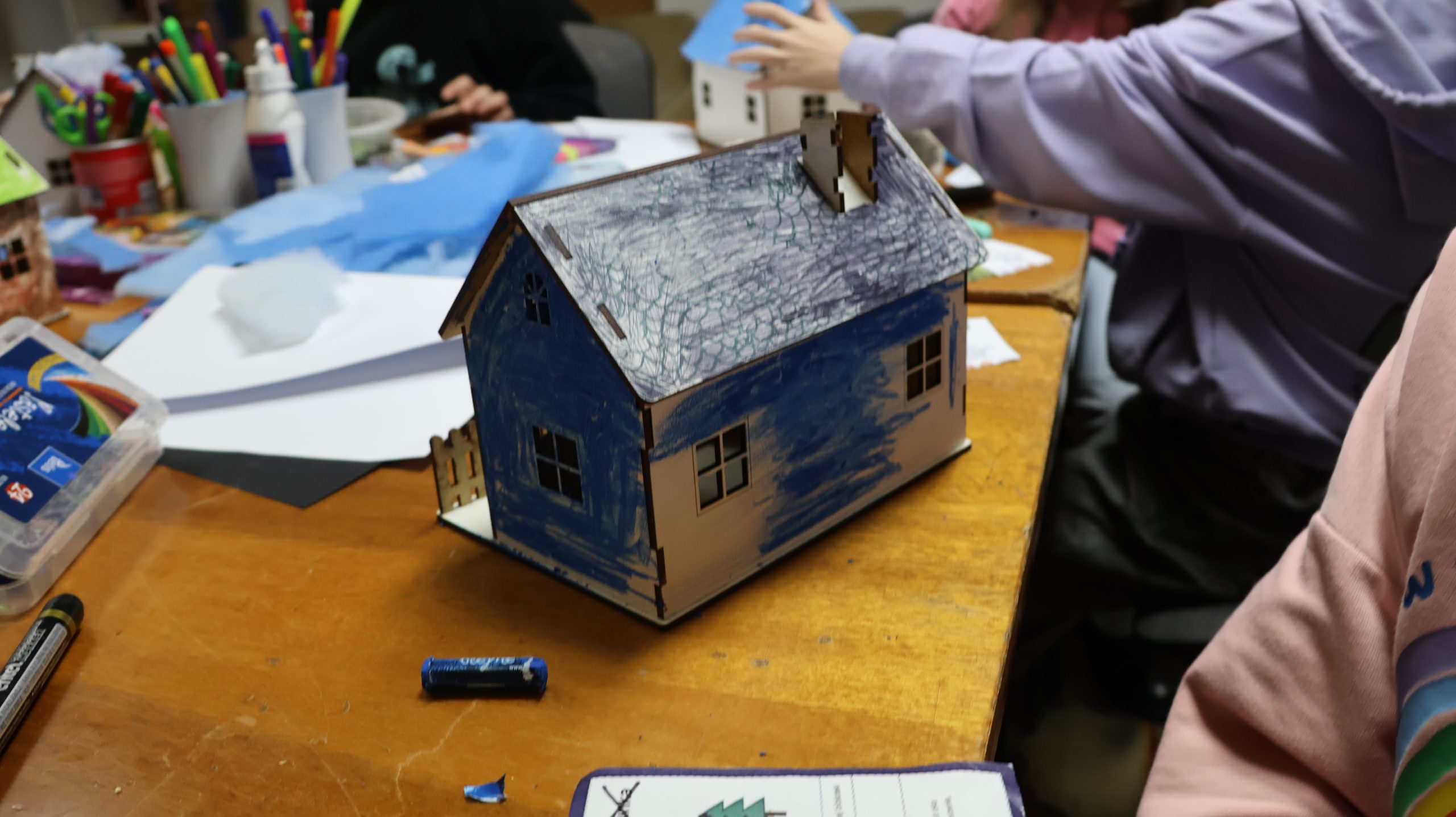 domek malowany na niebiesko