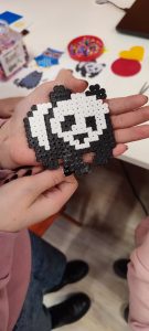 panda zrobiona z koralików do naprasowywania