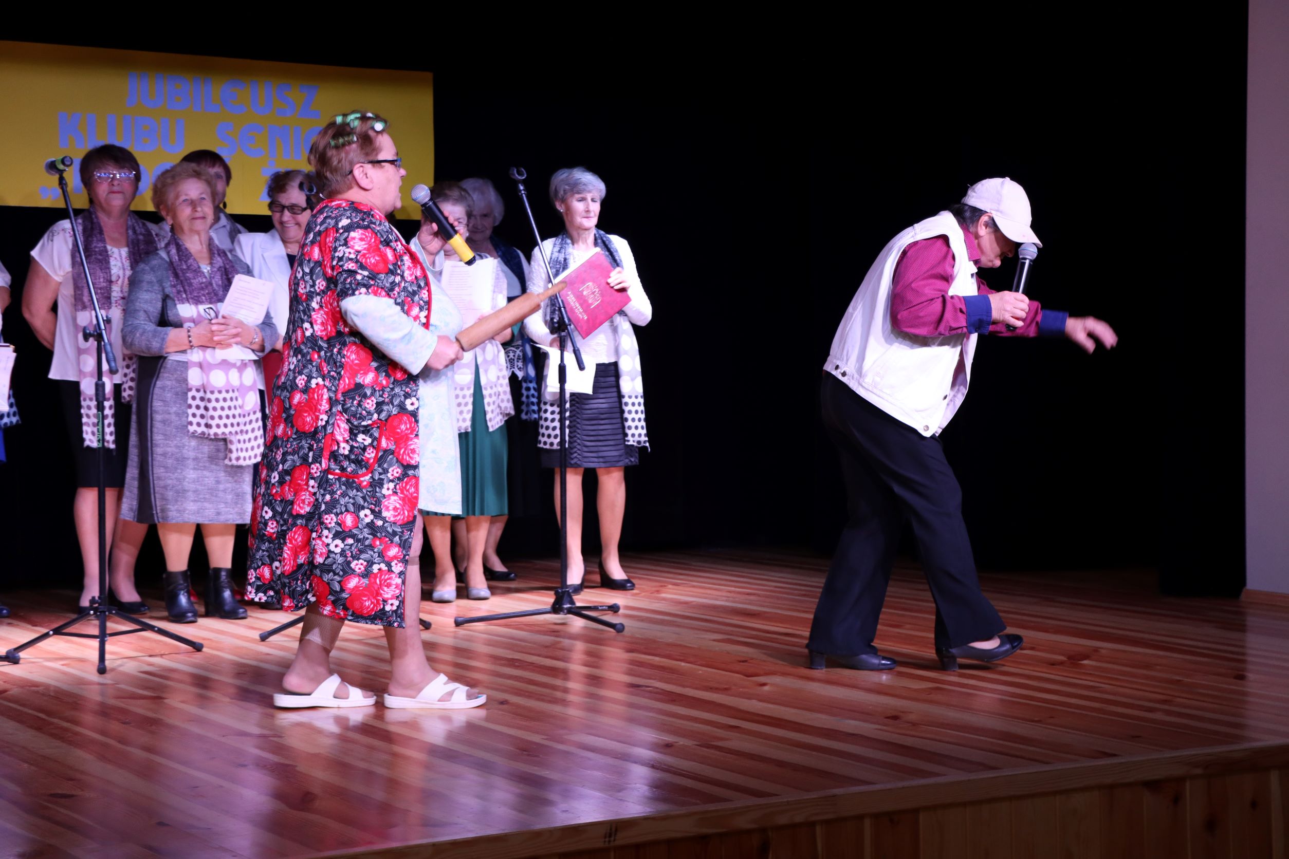 Seniorzy grający kabaret na scenie