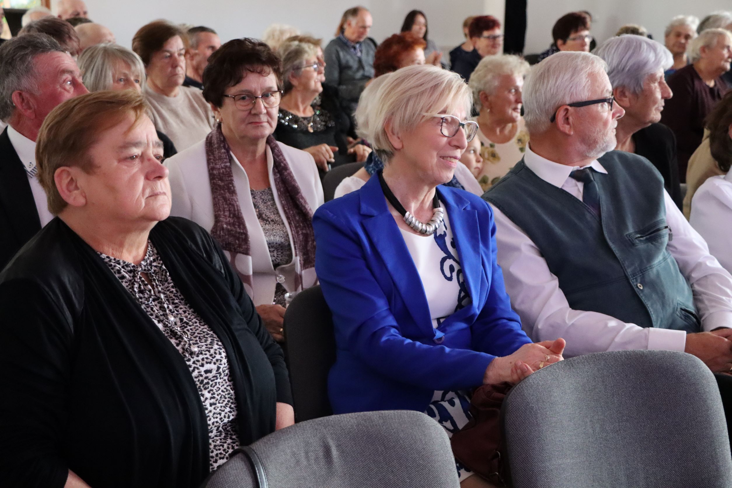 Zaproszeni goście oglądający występy artystyczne