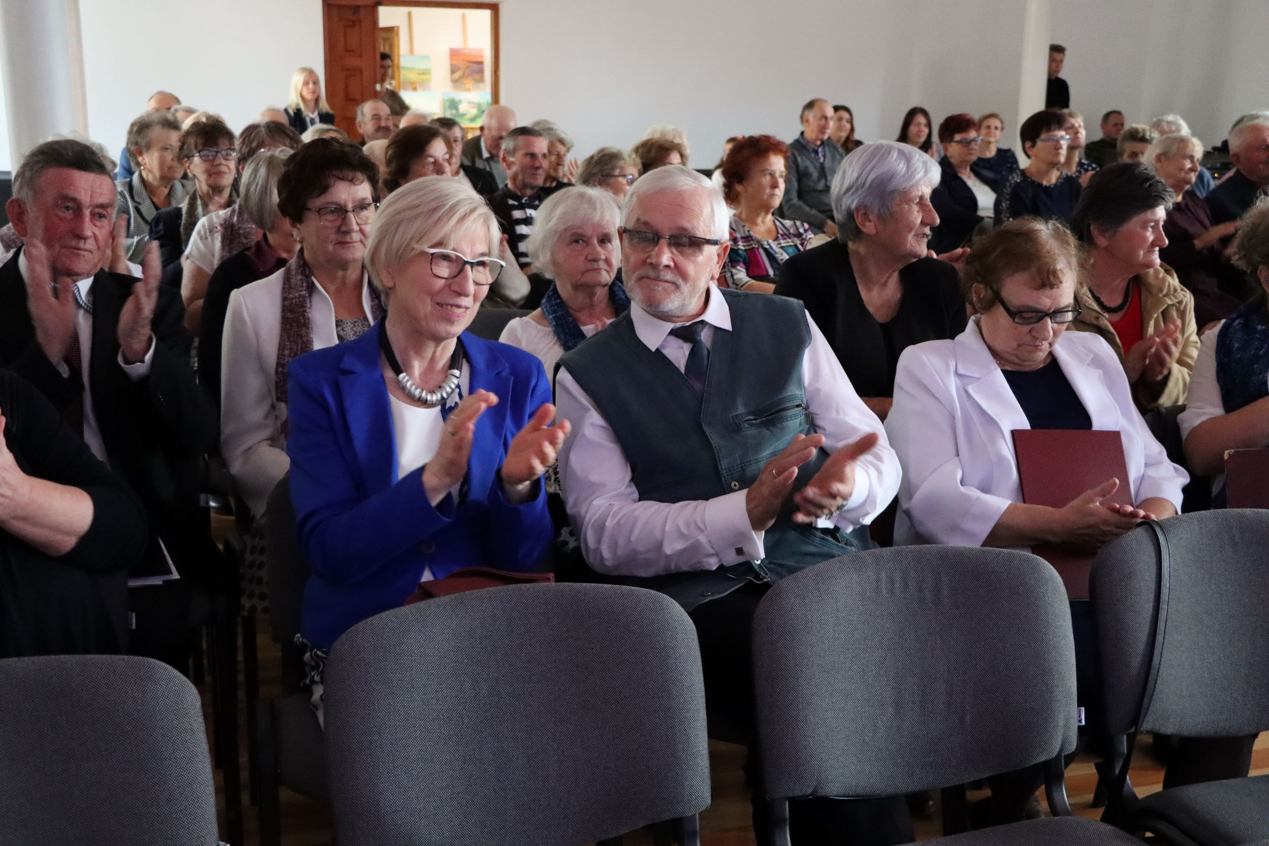Zaproszeni goście siedzący na sali widowiskowej