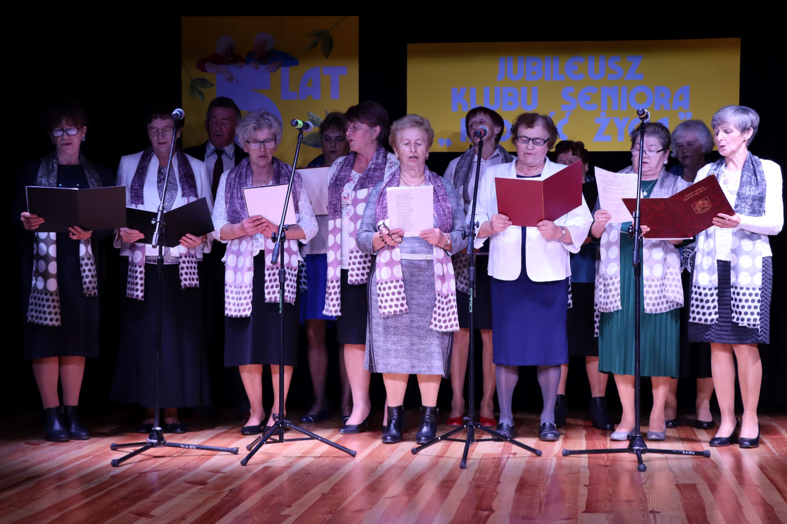 Grupa seniorów śpiewających utwory muzyczne
