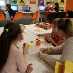 grupa dzieci gra w grę planszową