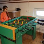 dwie dziewczynki grają w piłkarzyki