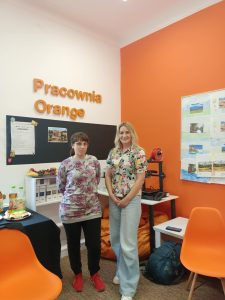 Dwie kobiety pozujące do zdjęcia w Pracowni Orange