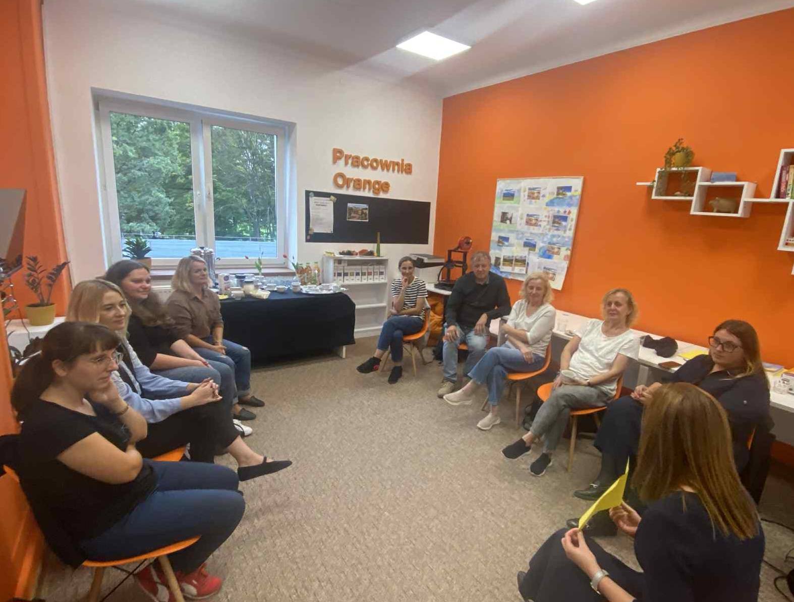 grupa osób w Pracowni siedząca w kole