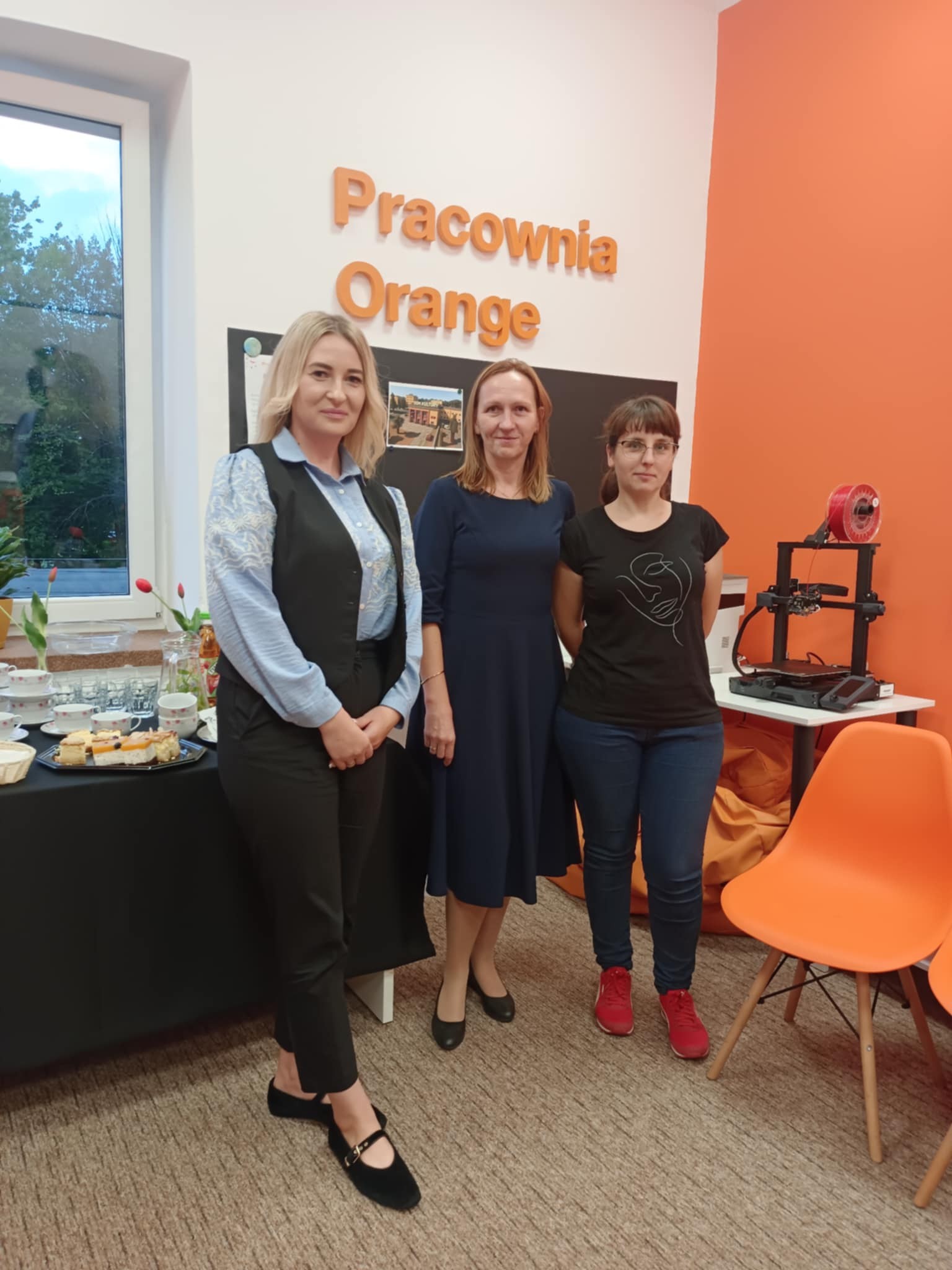 Trzy kobiety pozujące do zdjęcia