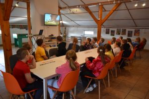 dzieci ogladaja film na temat dbi