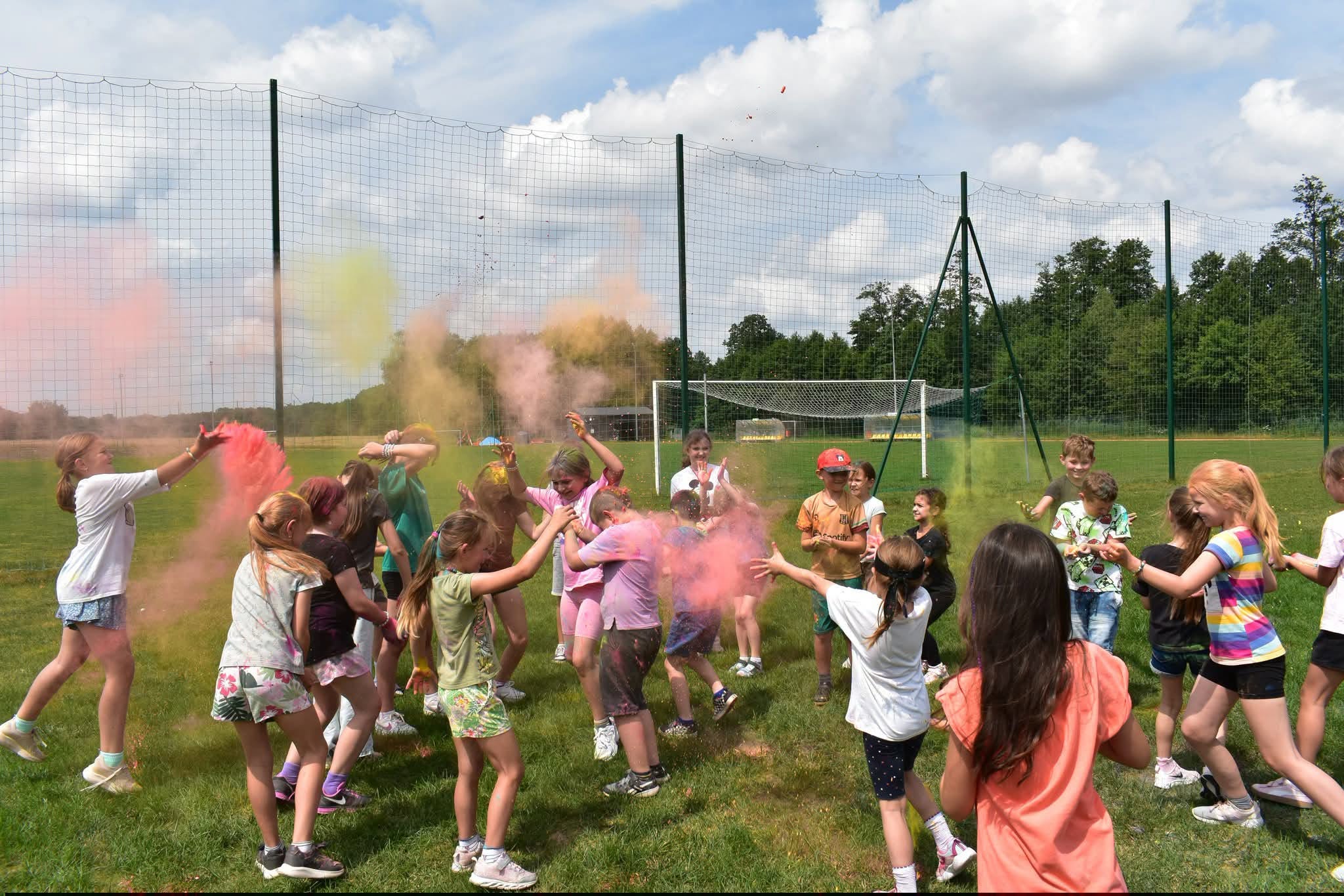 Dzieci sypiące proszkiem holi