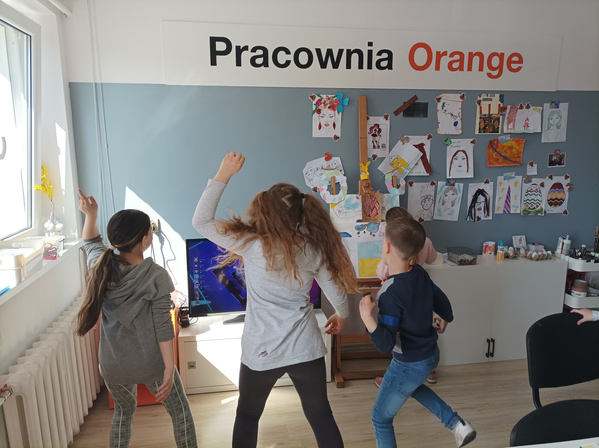 dzieci tańczą w pracowni Orange