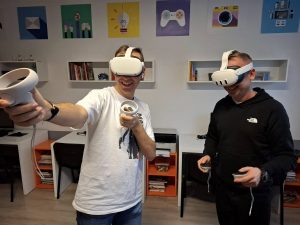 Dwie osoby w goglach VR.
