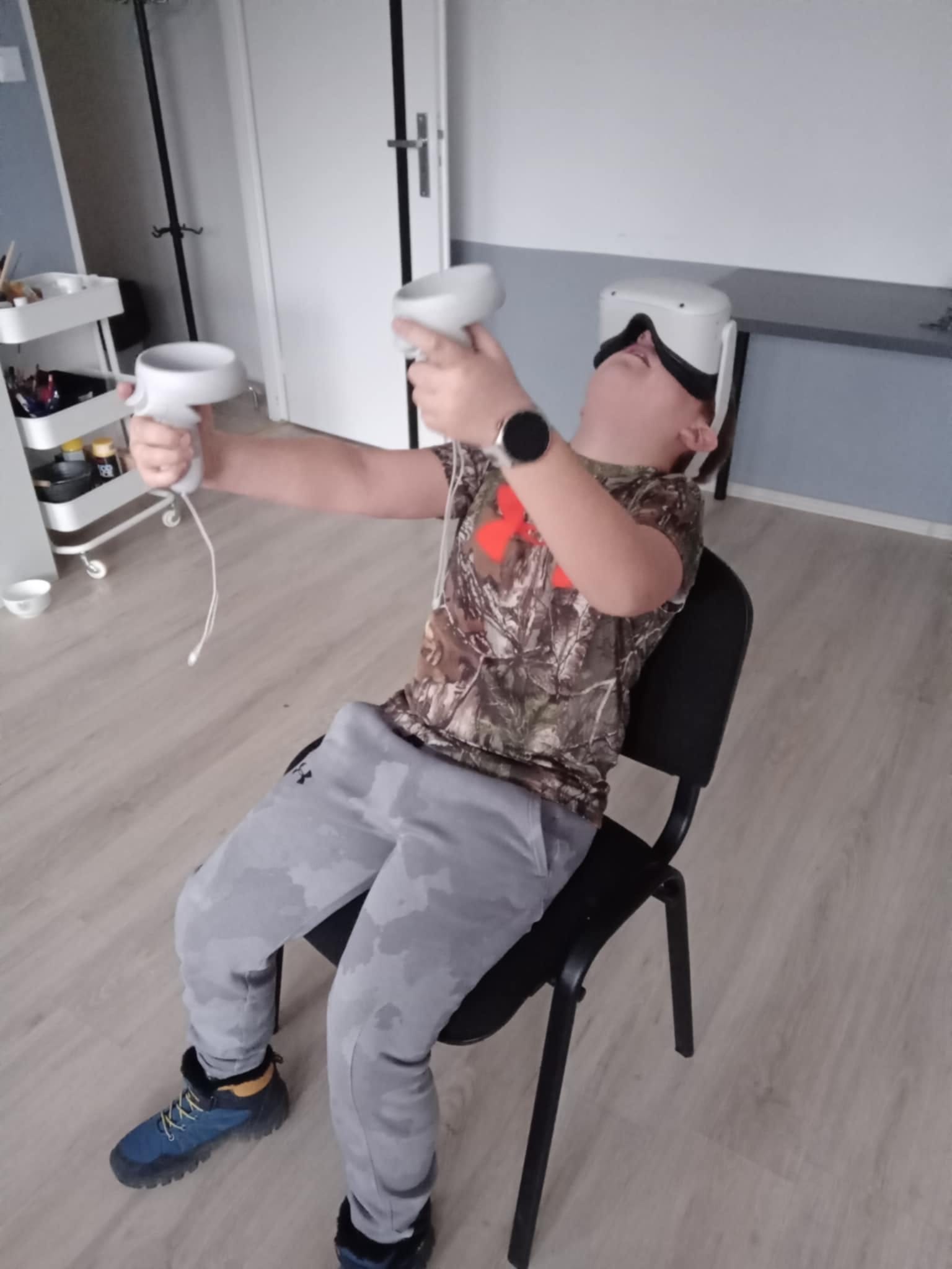 Chłopiec w goglach VR.