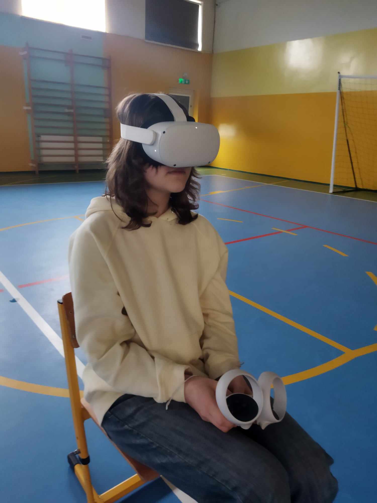 Nastolatka korzystająca z gogli VR.