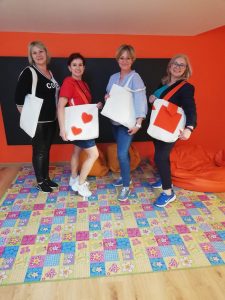 cztery panie z własnoręcznie uszytymi torbami w strefie makerspace