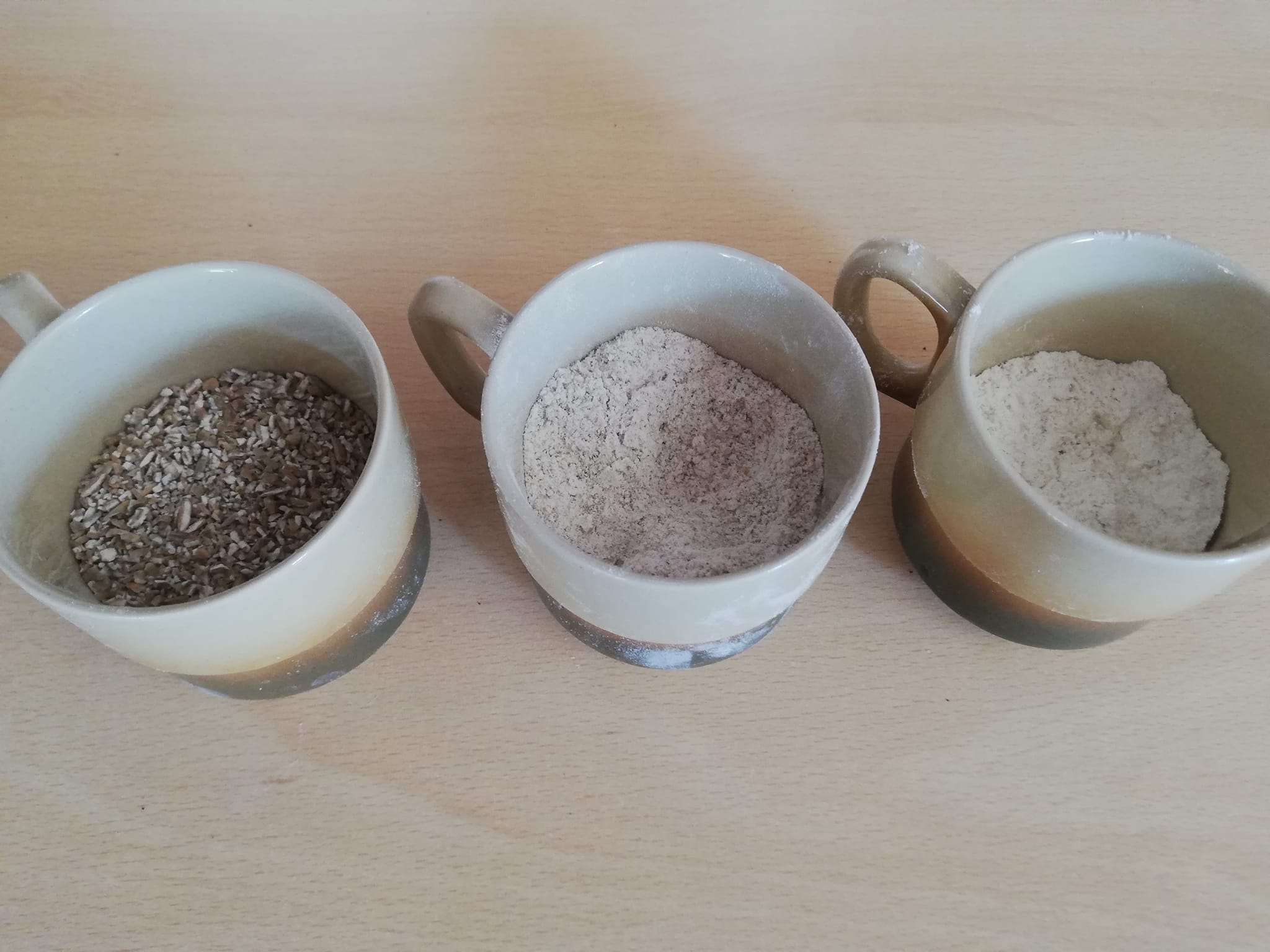 Zdjęcie przedstawiające trzy kubki z m.in. mąką, zbożem.