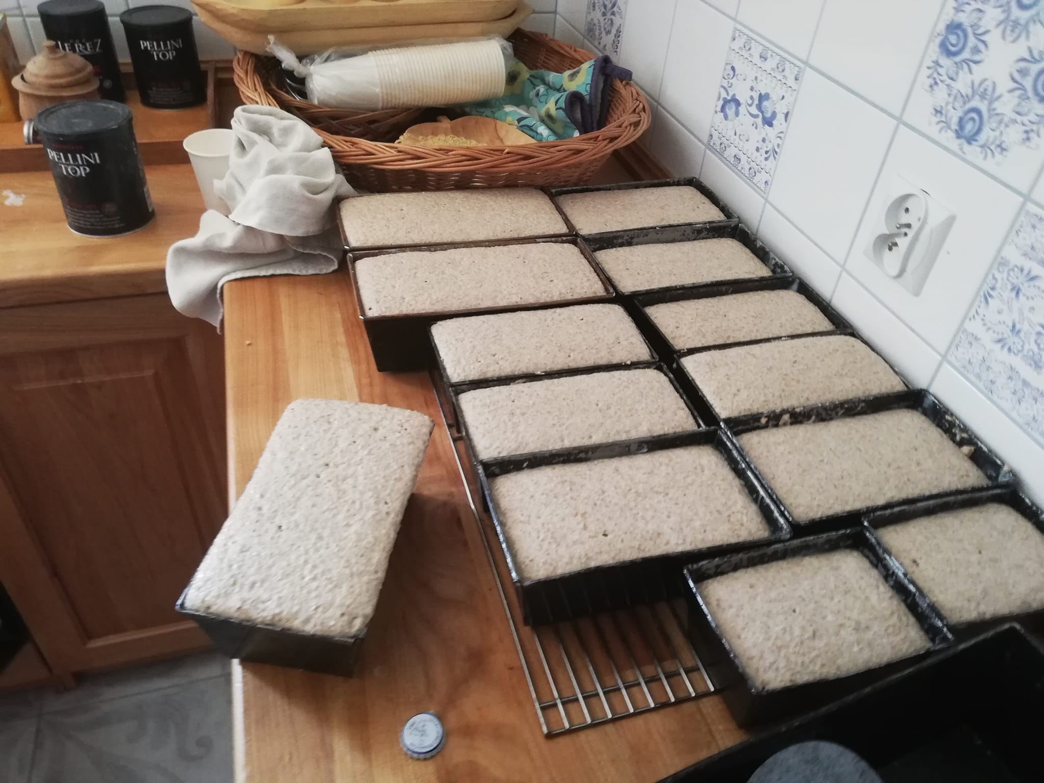 Metalowe brytfanki z ciastem na chleb.
