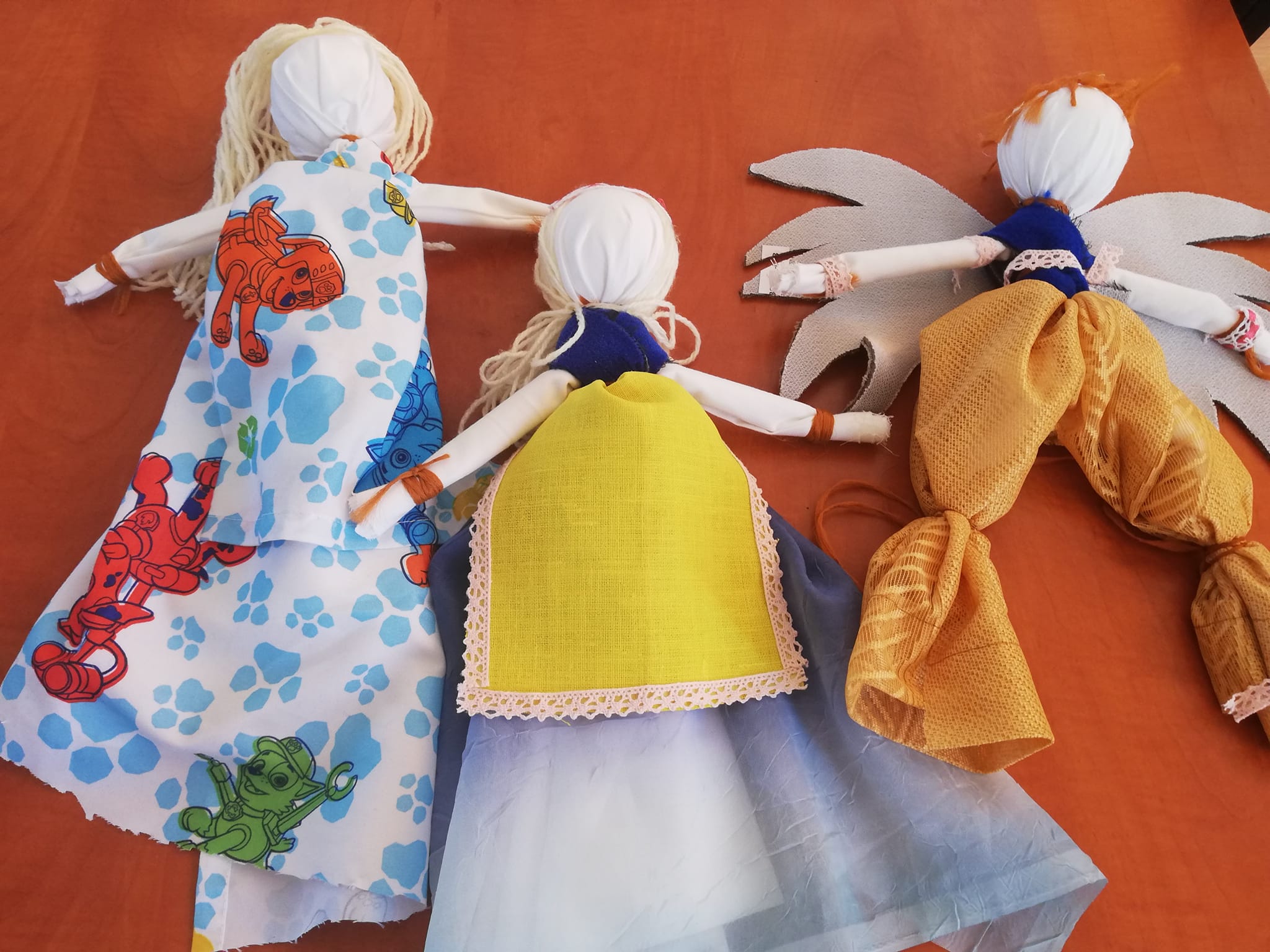 Trzy lalki motanki wykonane ze szmatek i włóczki