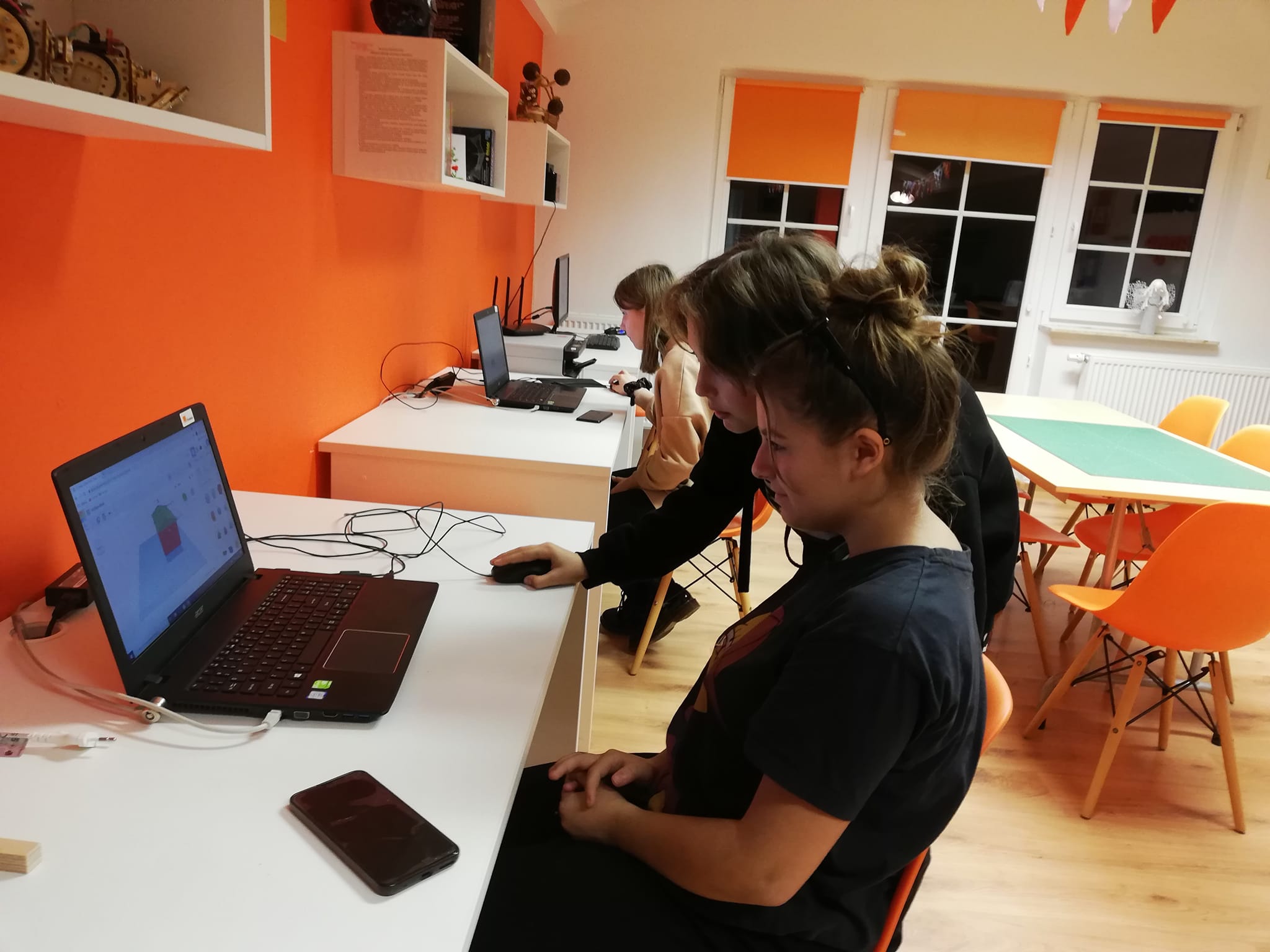 Grupa młodzieży podczas zajęć przy komputerach