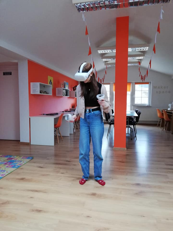 Dziewczynka podczas przygody z okularami VR