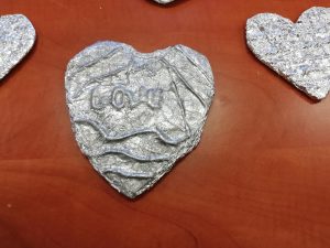 serce wykonane z folii aluminiowej