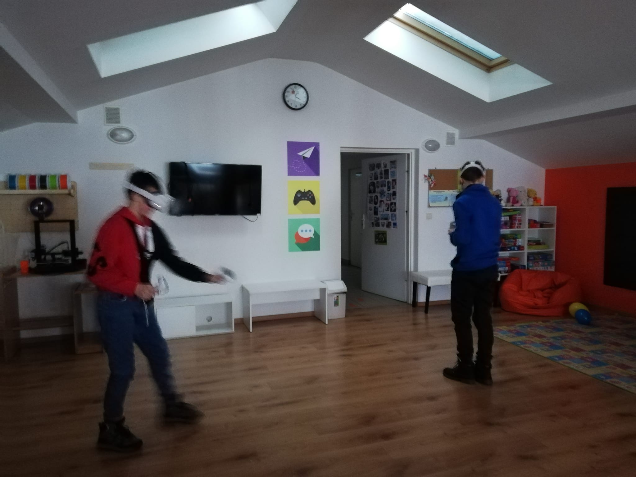dwóch chłopców podczas zabawy z goglami VR
