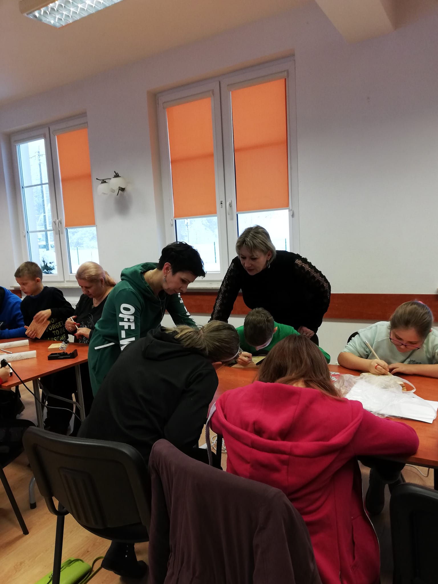Grupa warsztatowa podczas zajęć z pirografii