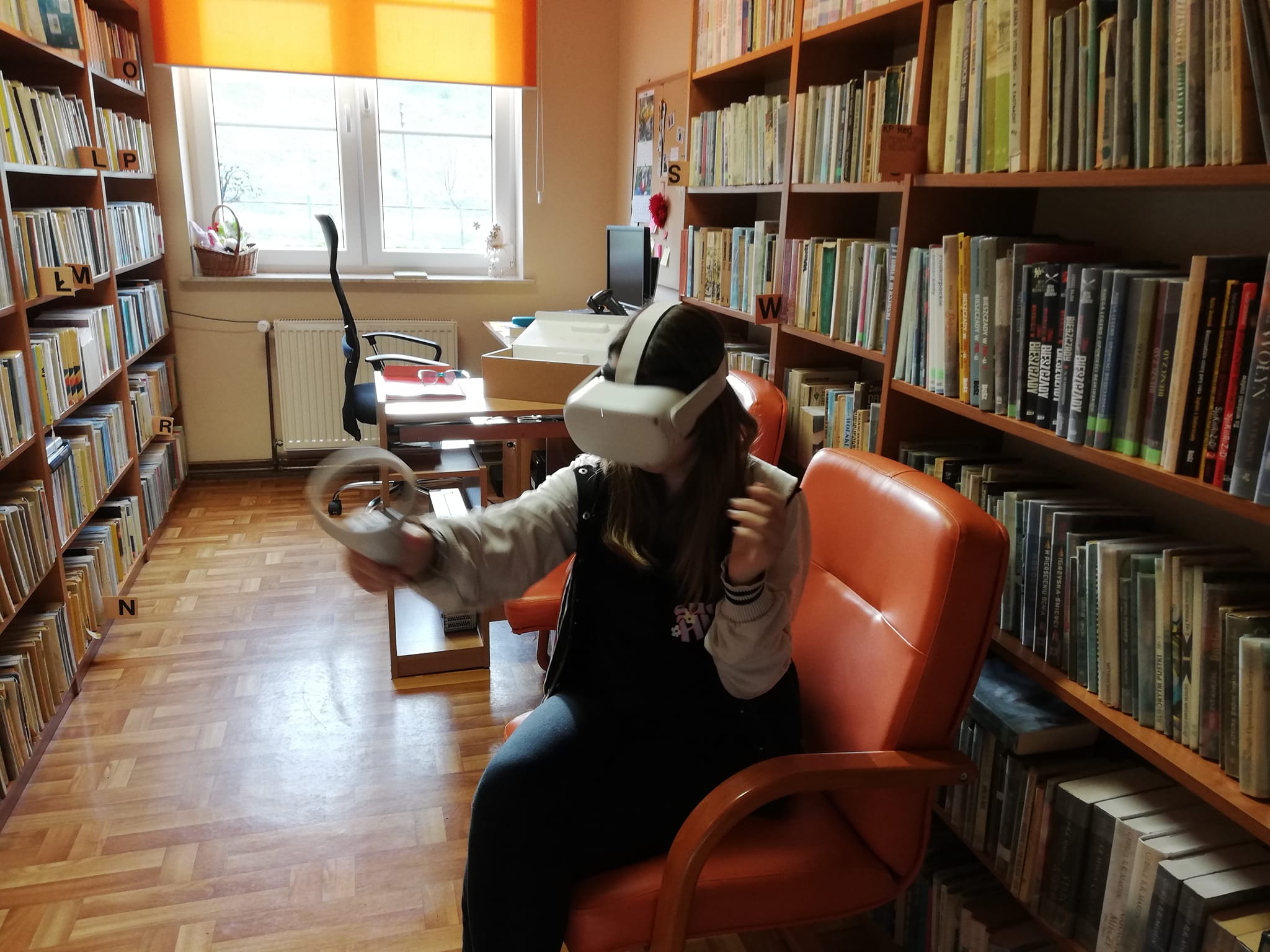 dziewczynka w goglach VR