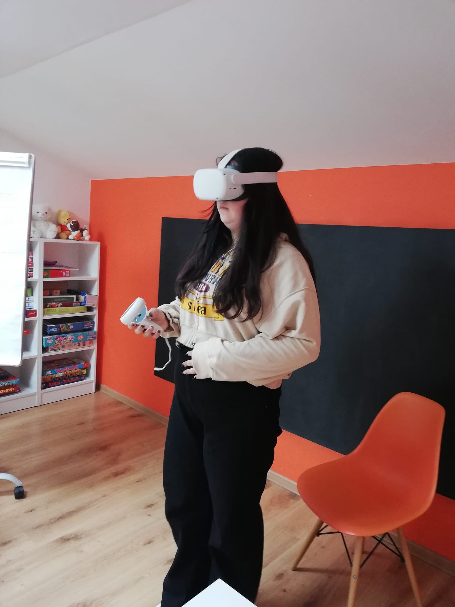 dziewczynka w trakcie zwiedzania domu w którym ukrywała się Anne w VR