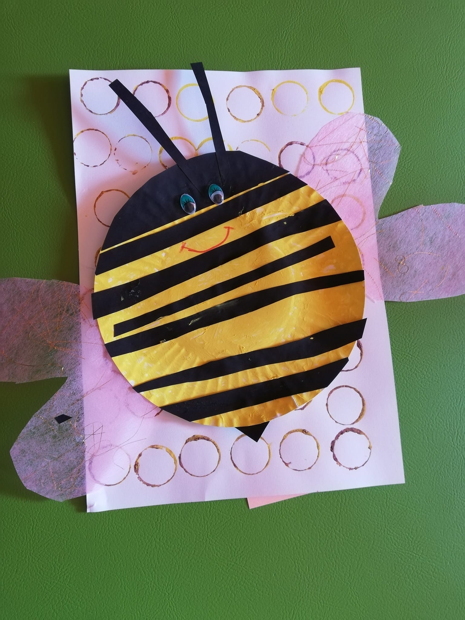 Pszczoła z talerza papierowego