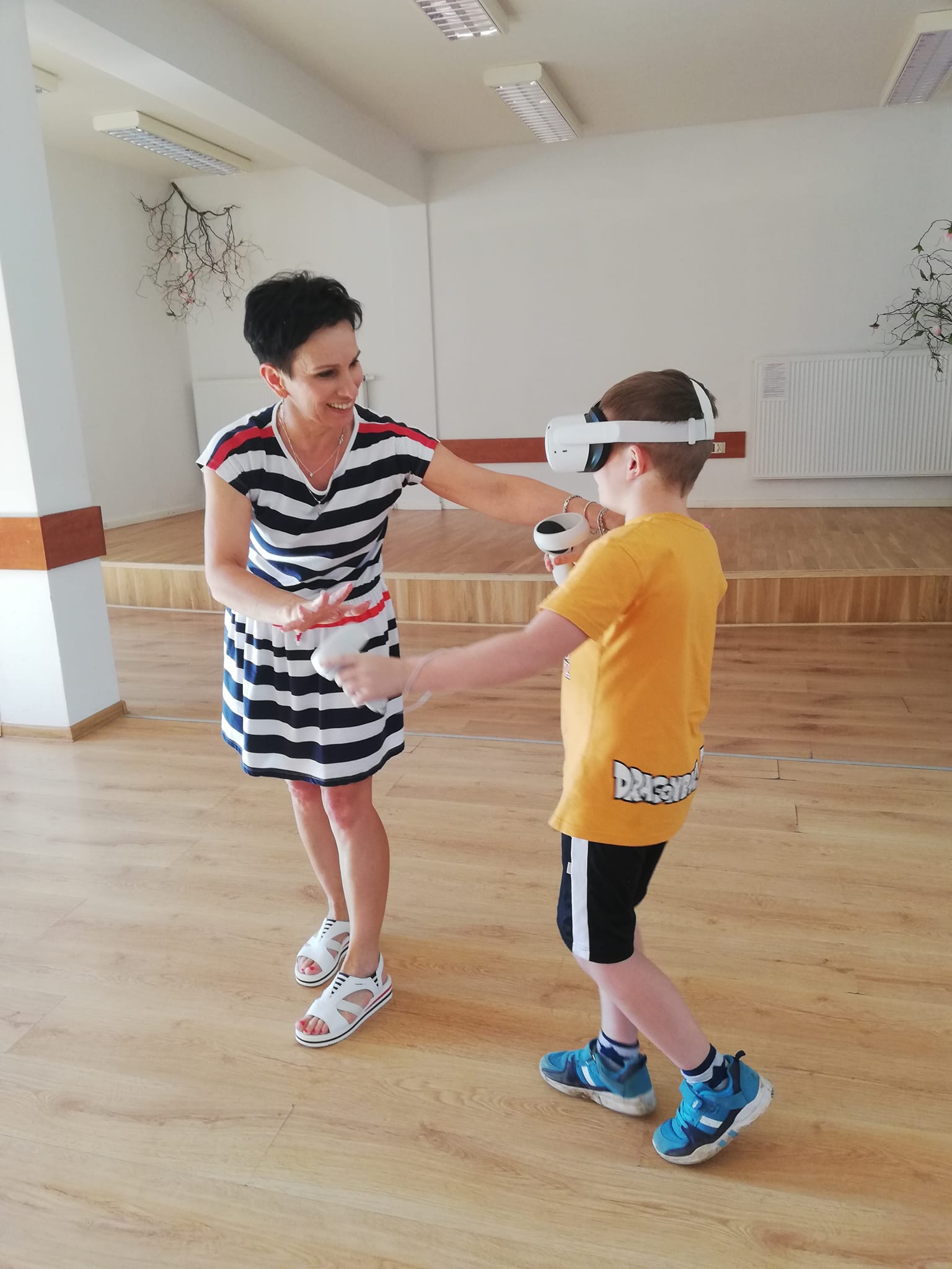 Chłopiec z instruktorem i przygotowania do przygody VR