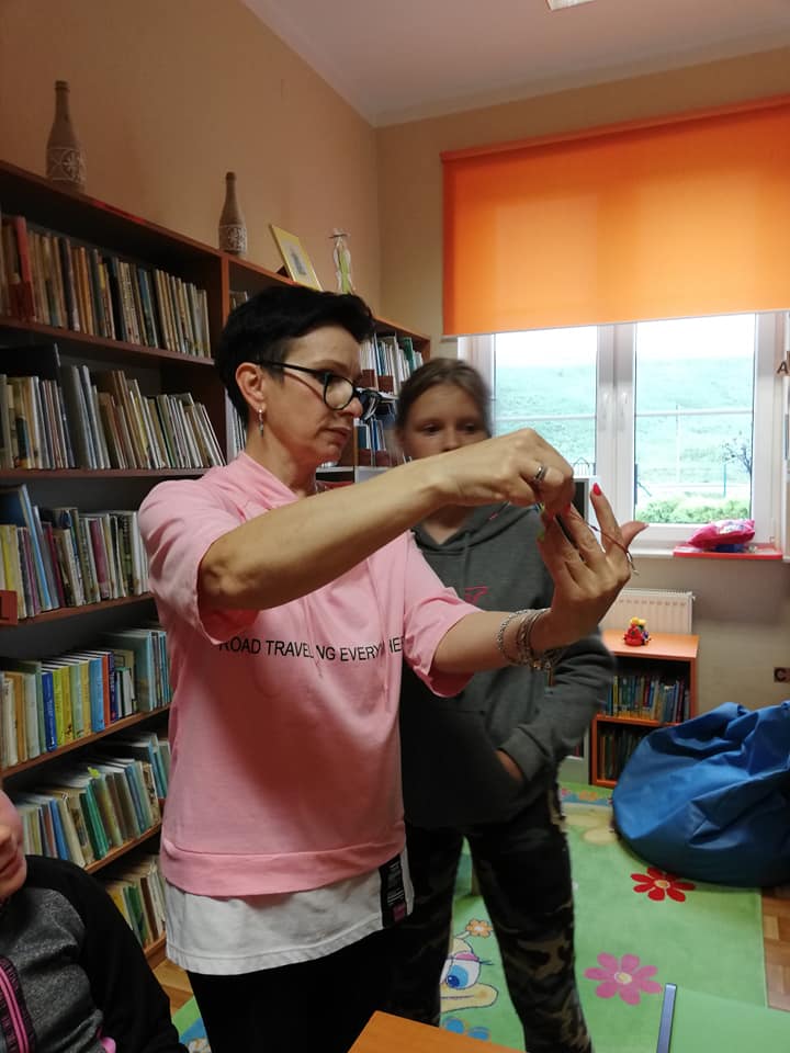 Instruktorka pokazuje dziewczynce jak prawidłowo wiązać
