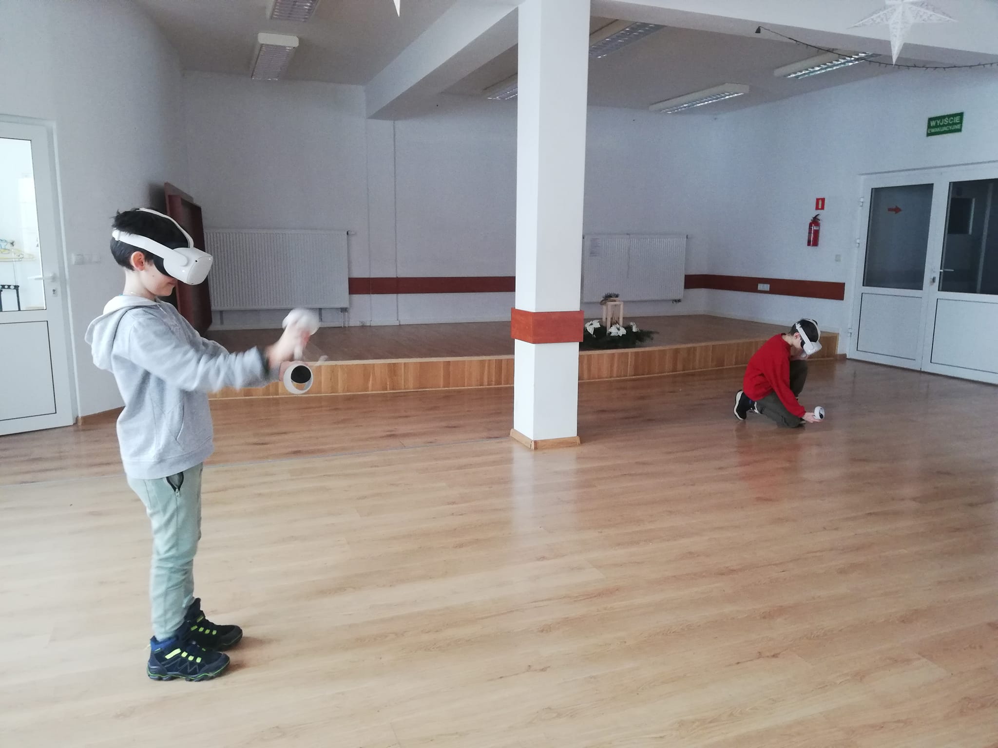 młodzież w goglach VR