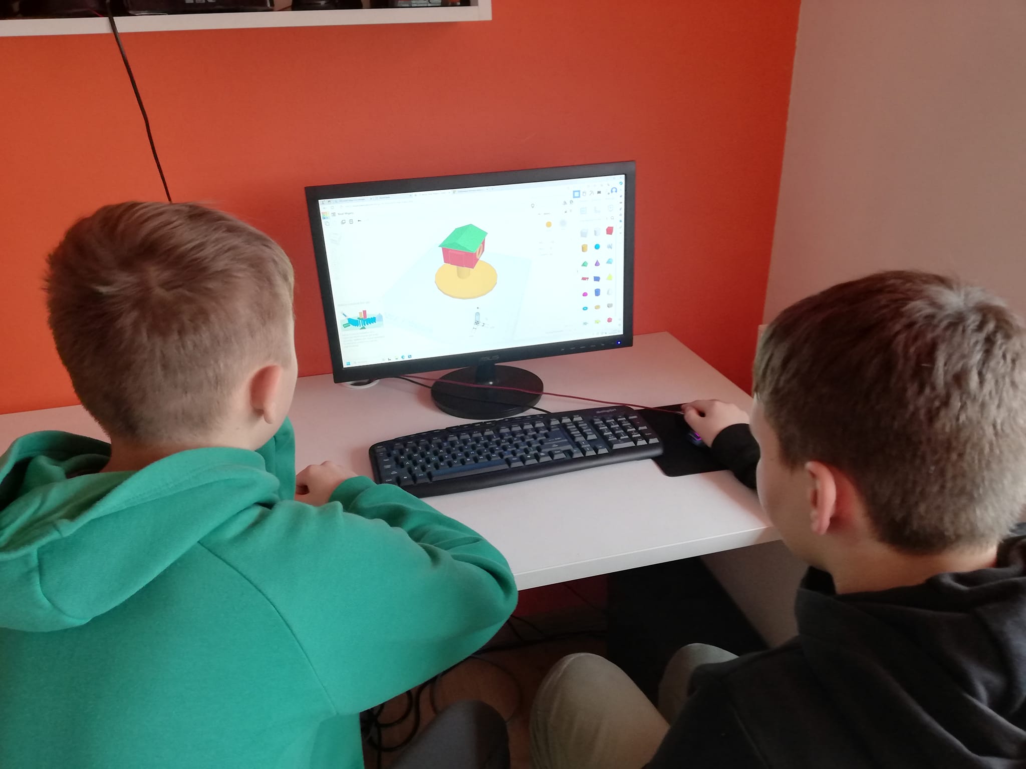 dwóch chłopców przy laptopie