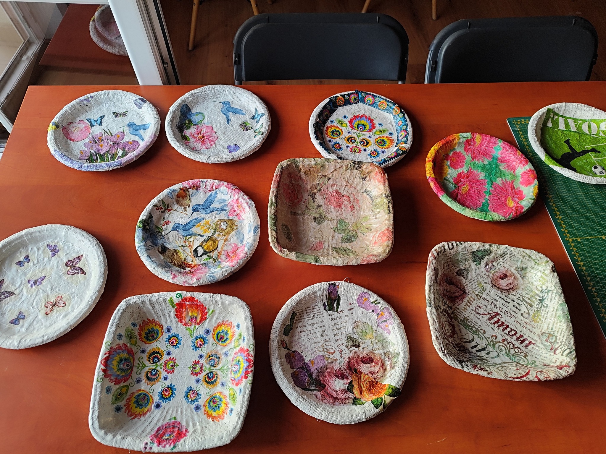 gotowe patery ozdobione metodą decoupage