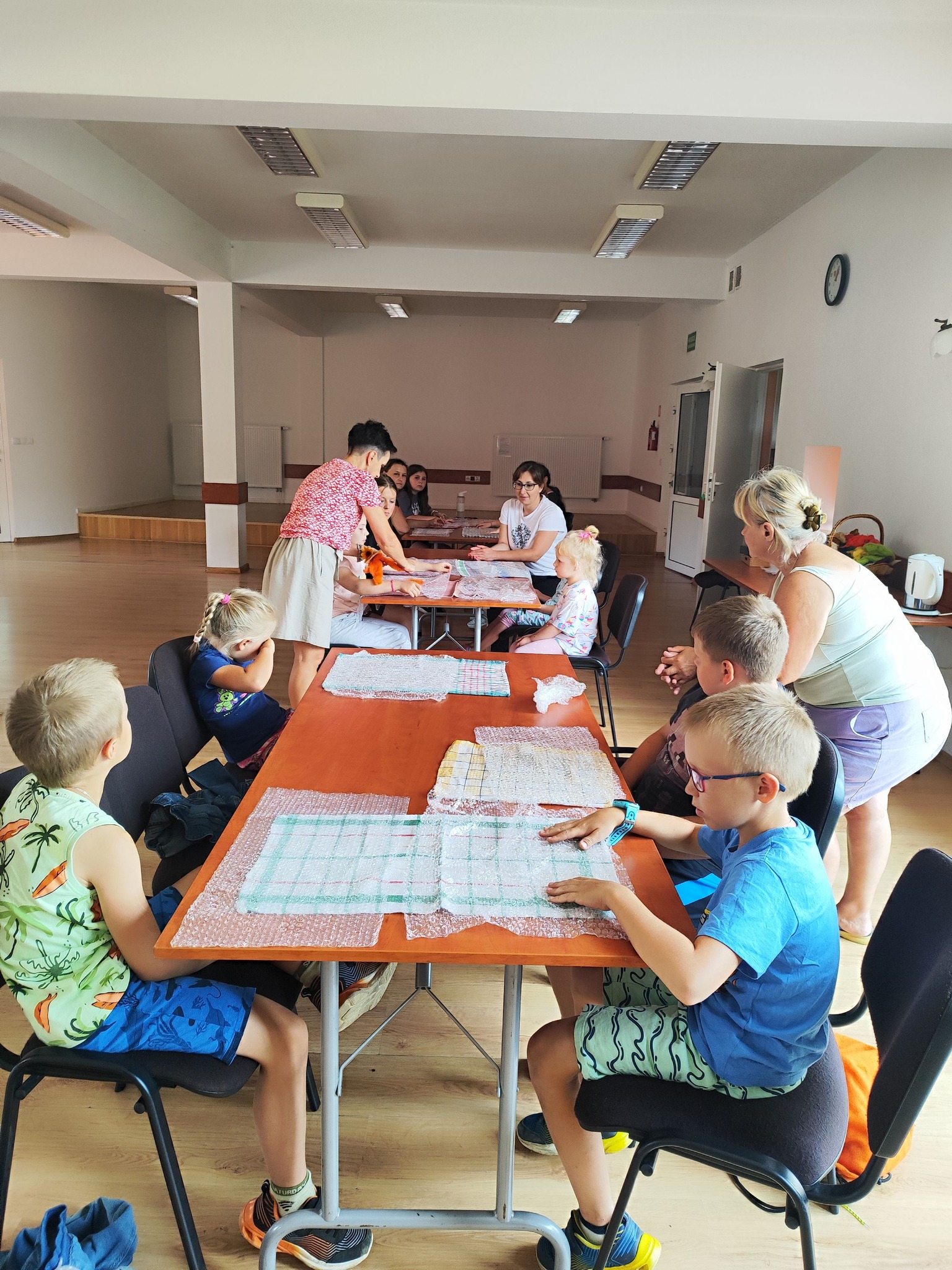 zdjęcie Pań przygotowujących materiały warsztatowe dla dzieci