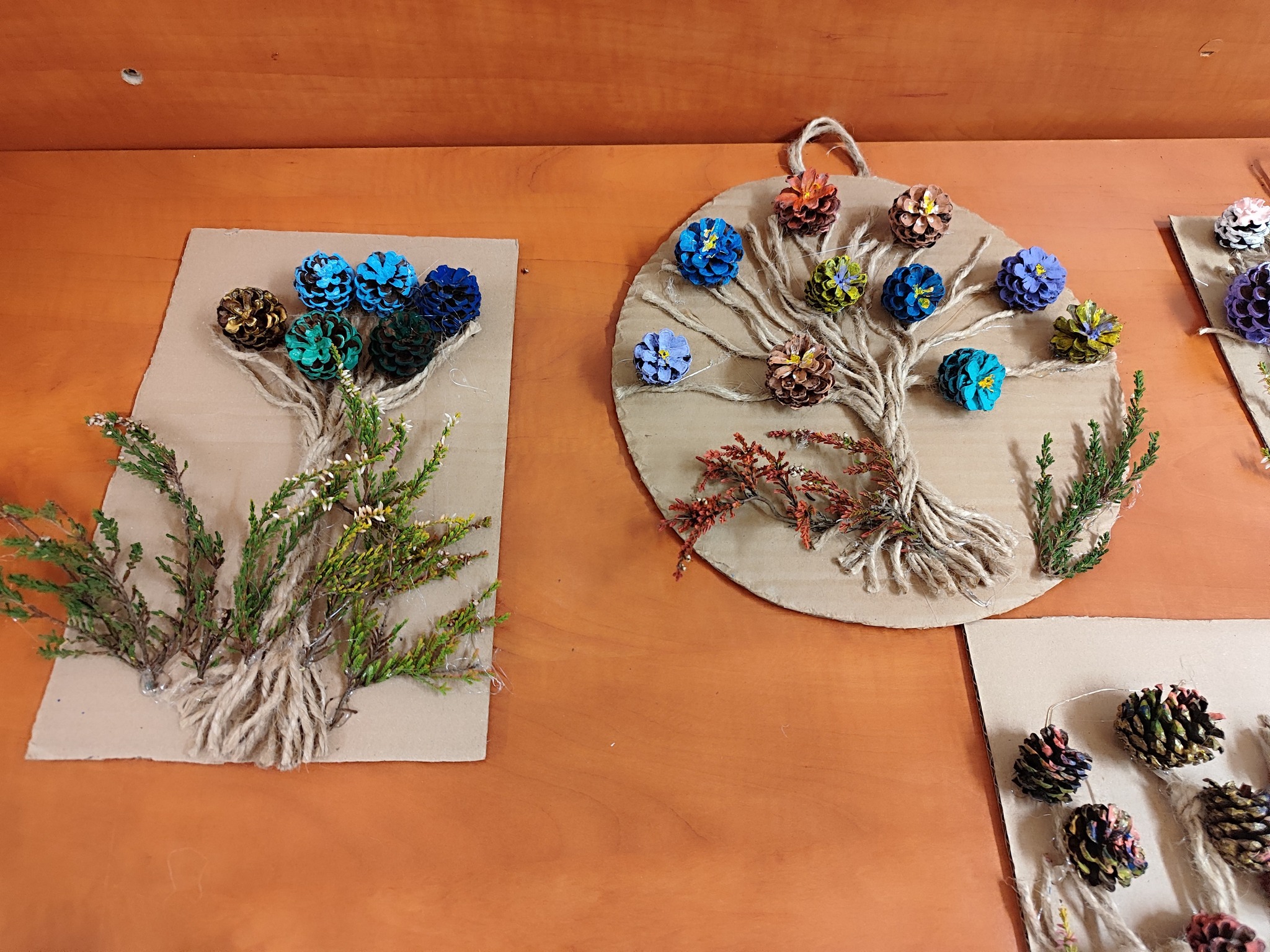 drzewka zmalowanych szyszek