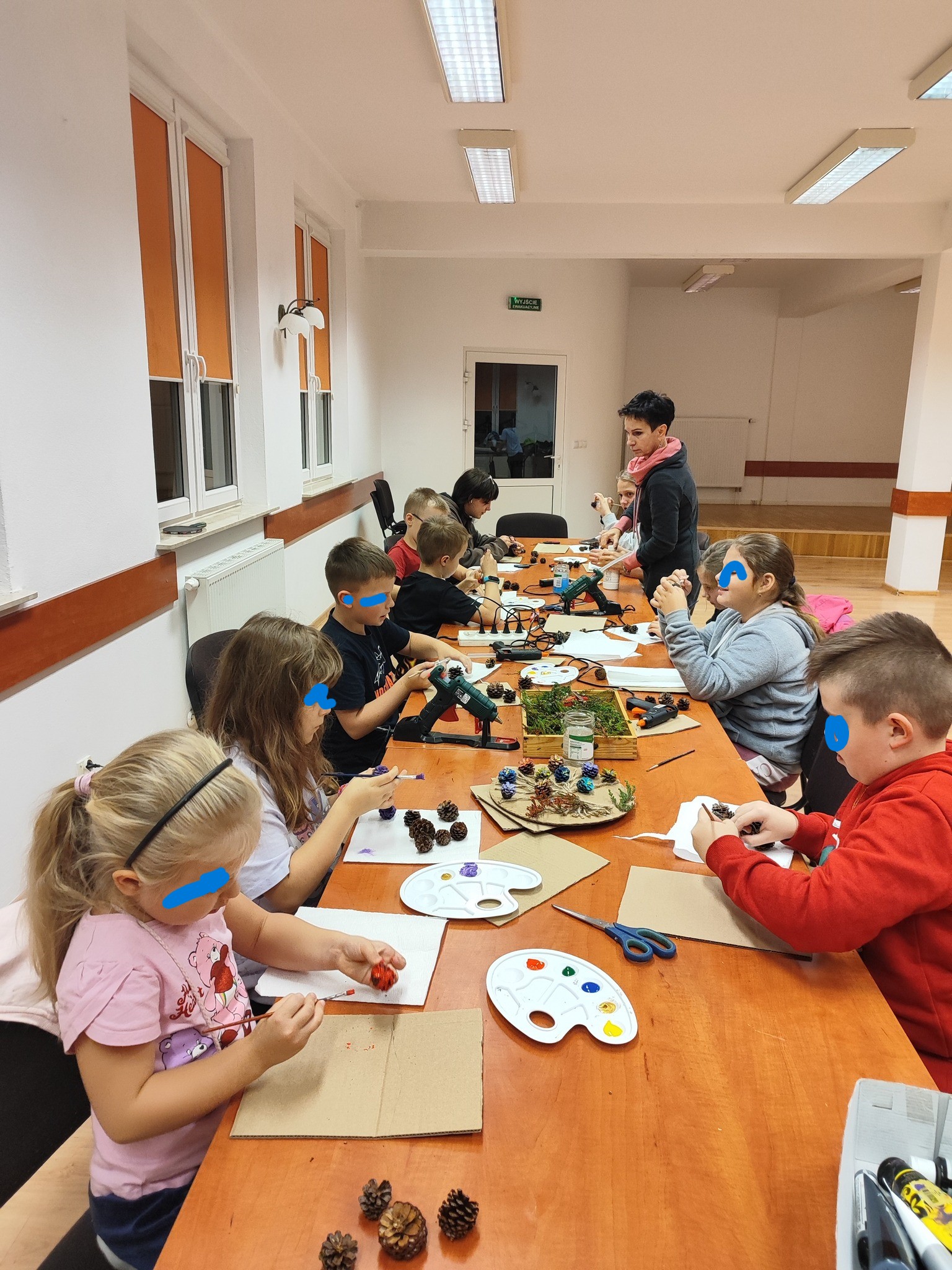 grupa warsztatowa przy pracy