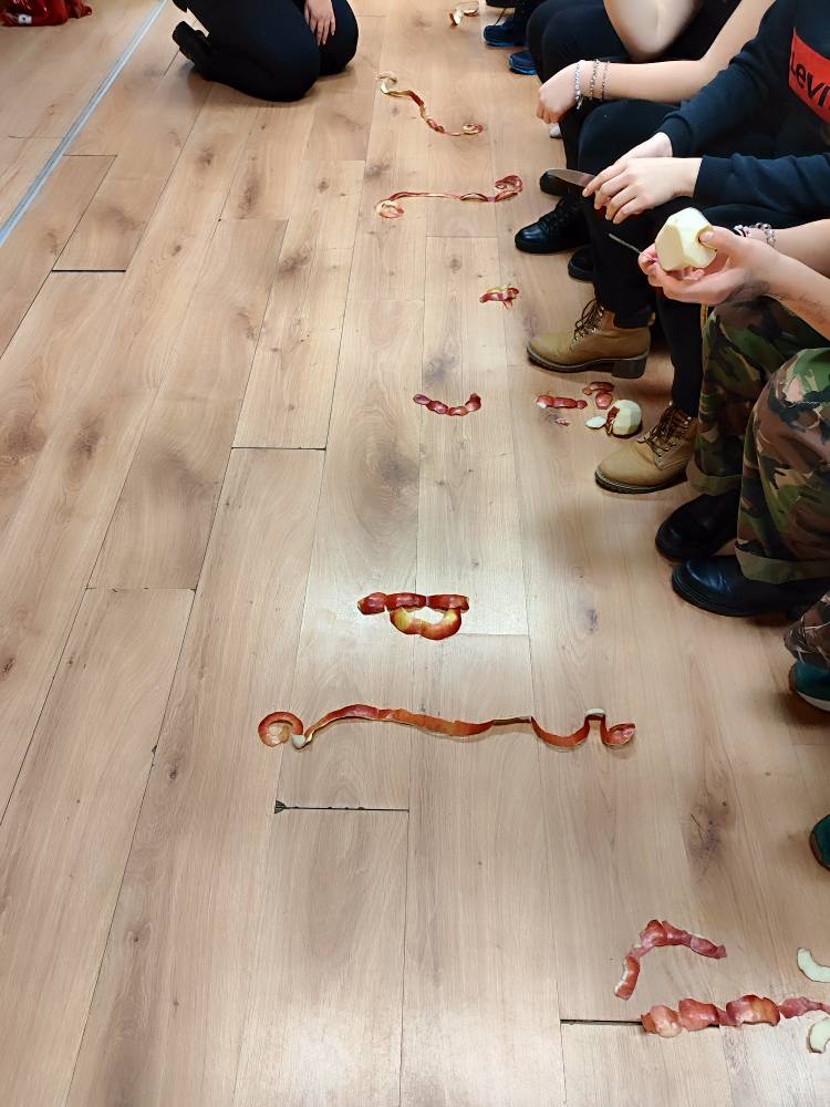 na zdjęciu konkurs z obieraniem jabłka