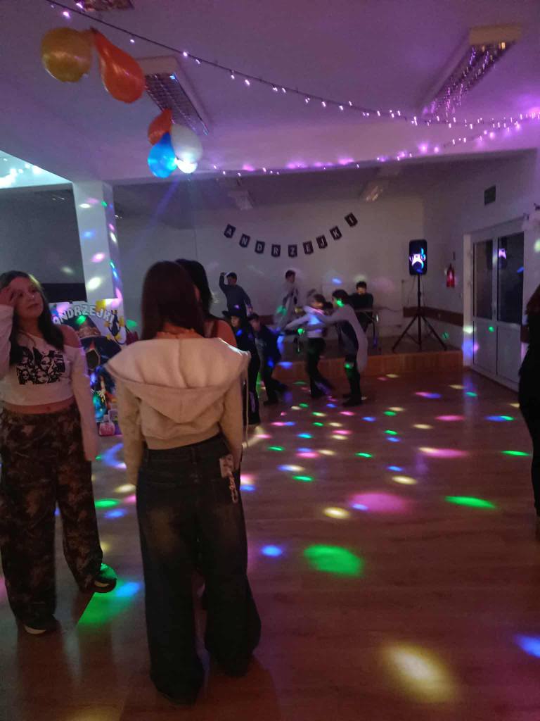 na zdjęciu grupa osób na andrzejkowym spotkaniu w Pracowni