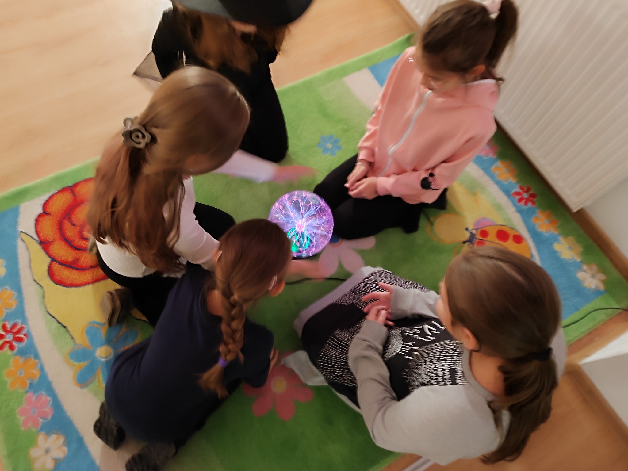 na zdjęciu pięć dziewczynek przy magicznej kuli